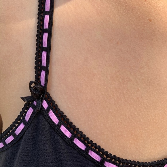Black tank top lined with pink ribbon - Picture 3 of 3